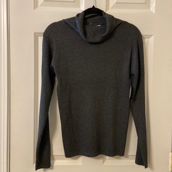 NWT Stitchcount Small Gray Turtleneck - Picture 2 of 7